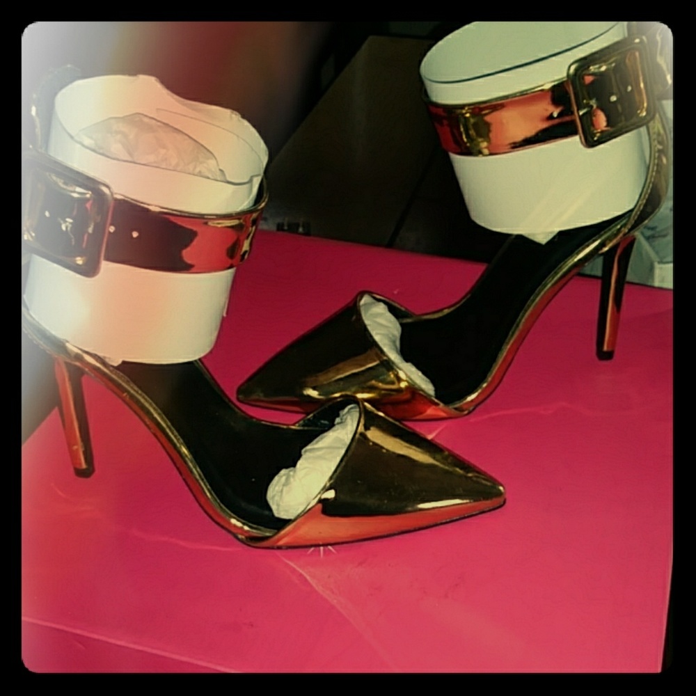Qupid brand. .. Shiny gold closed toe ankle strap